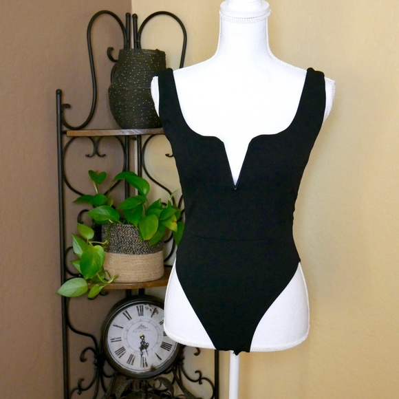 NASTY GAL NWT Black Bodysuit V Size 2 - Picture 4 of 8